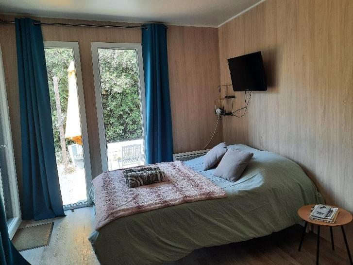 Le Lodge Des Chenes Brousses-et-Villaret Szoba fotó